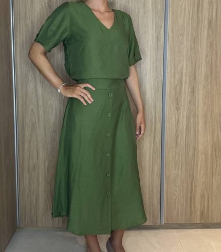 Conjunto decote V saia midi com botões