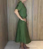 Conjunto decote V saia midi com botões